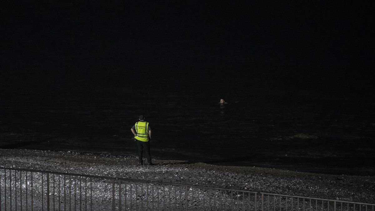 La Guardia Civil de Ceuta abre una investigación interna a dos agentes tras la difusión de un vídeo de una paliza a un migrante