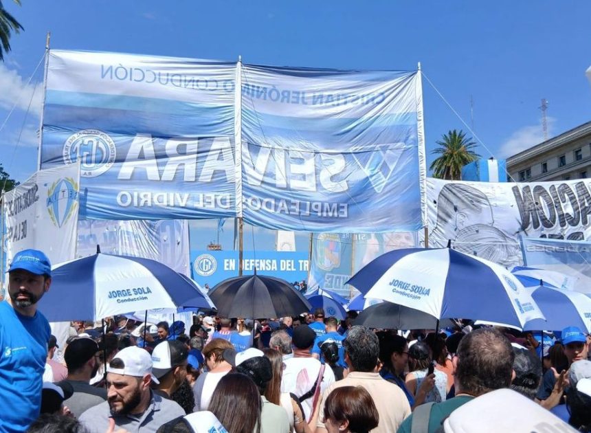 Una multitud sale a la calle contra la reforma laboral de Milei: «Es la destrucción de las conquistas del movimiento obrero»