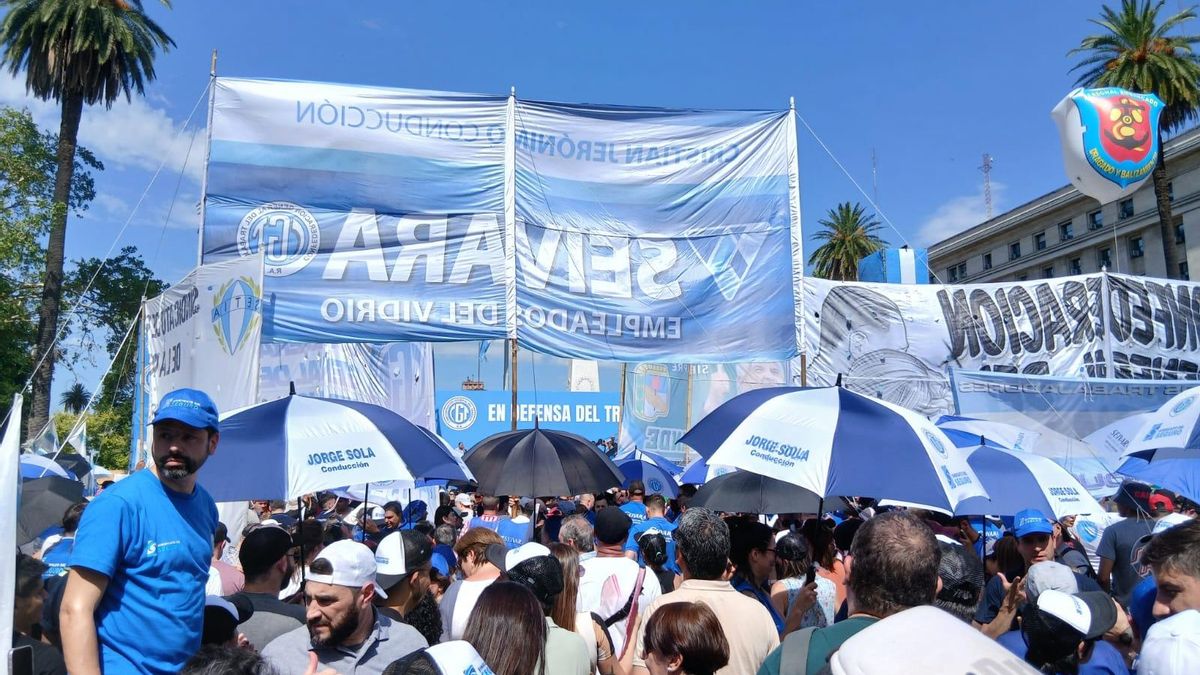 Una multitud sale a la calle contra la reforma laboral de Milei: «Es la destrucción de las conquistas del movimiento obrero»