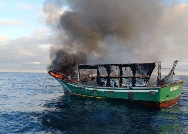 Rescatan a cuatro tripulantes de un pesquero incendiado frente a la costa asturiana