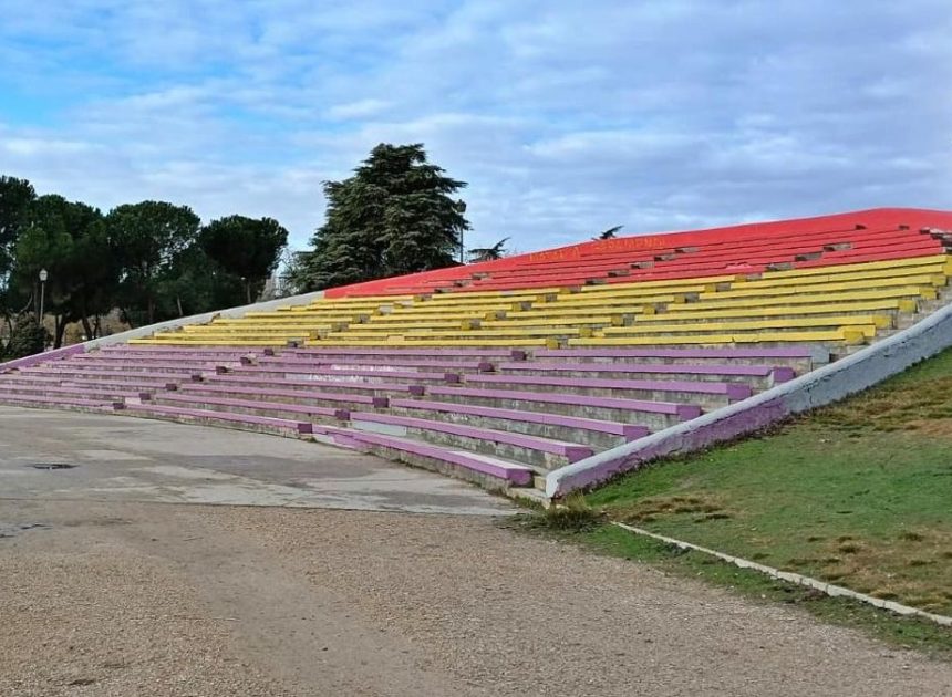 La bandera republicana gigante del parque de Aluche vuelve con más fuerza después del borrado del Ayuntamiento