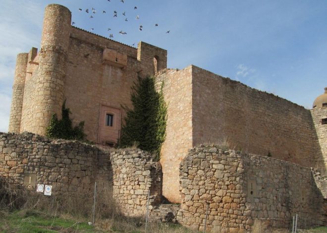 El pueblo medieval de Guadalajara donde hacer un viaje al pasado entre sus murallas y su castillo medieval