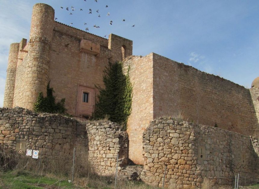 El pueblo medieval de Guadalajara donde hacer un viaje al pasado entre sus murallas y su castillo medieval
