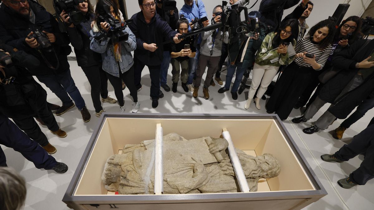 70 años para desandar 70 kilómetros: el triunfal regreso a Santiago de las figuras de la catedral expoliadas por los Franco