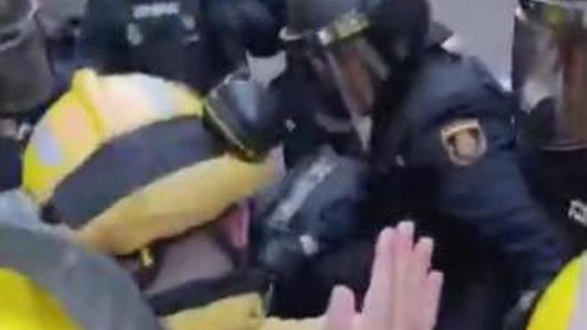 Dos detenidos y 14 heridos en una protesta de bomberos forestales de Madrid frente a la sede de Tragsa