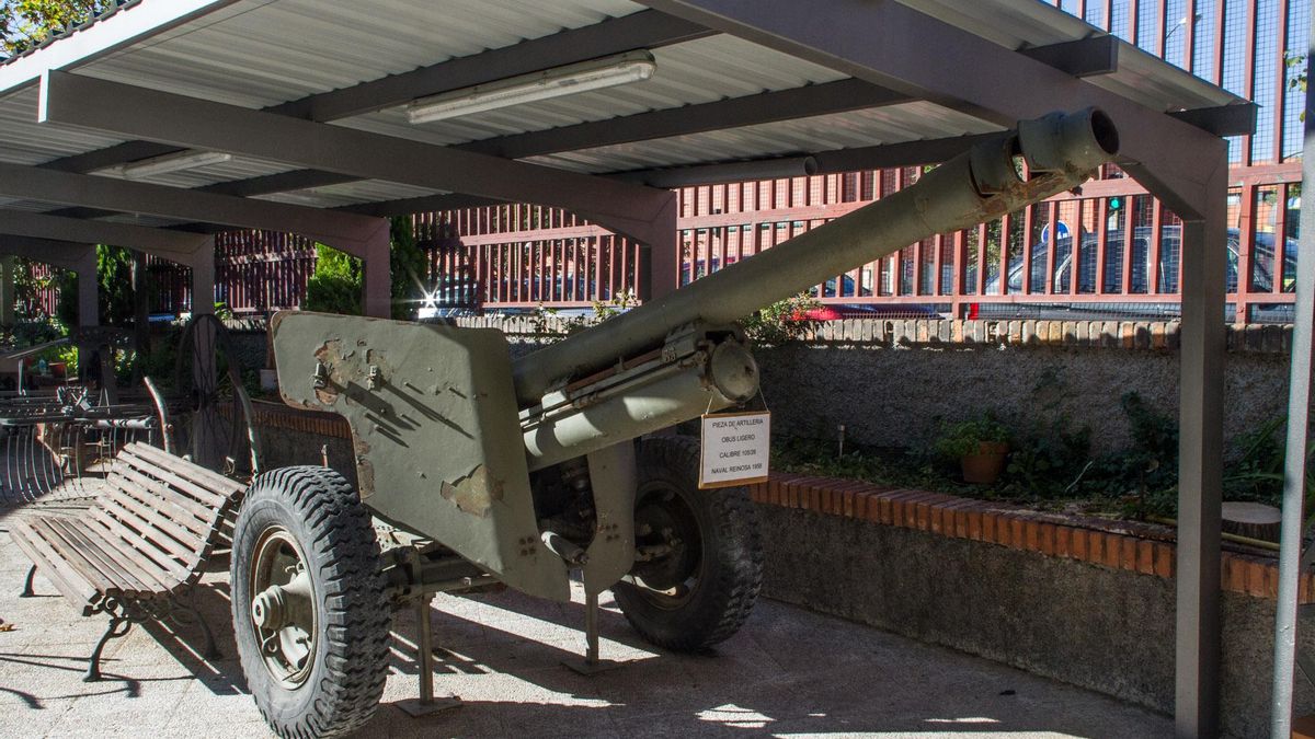 La Guardia Civil obliga a retirar las armas de un museo popular y de barrio en Madrid: «¿Dónde meto el cañón?»