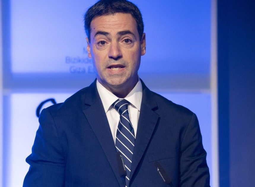 Un intruso en Ajuria Enea e ironía sobre Díaz Ayuso: Pradales se hace ‘instagramer’ y lanza su broma del 28 de diciembre