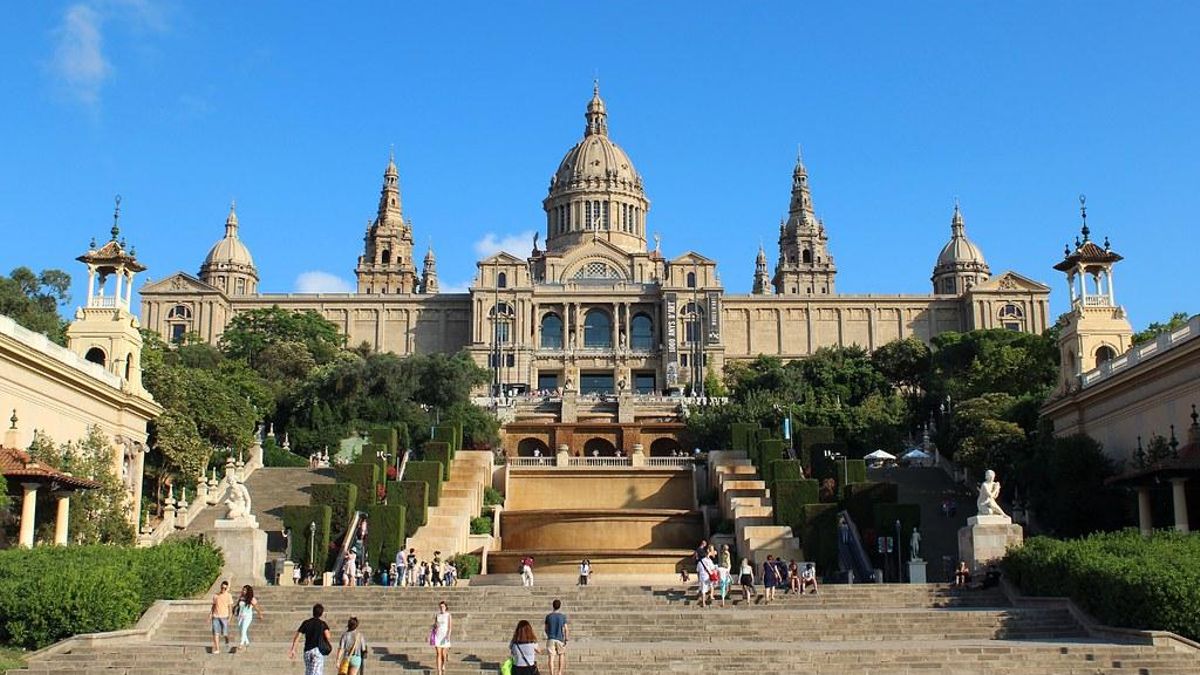 La historia detrás del palacio museo que corona Montjuïc en Barcelona que no tiene ni 100 años