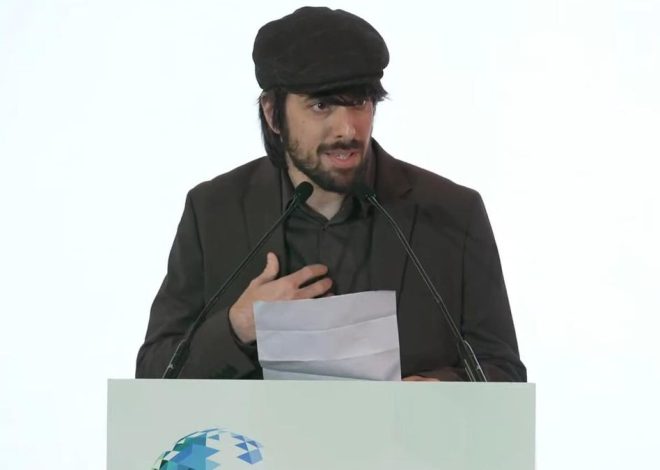 David Uclés, autor del fenómeno editorial del año, ante Ayuso: «He vendido 300.000 ejemplares y en Madrid solo puedo comprar un zulo sin ventanas»