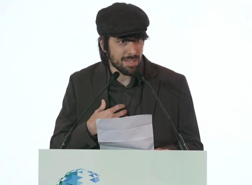 David Uclés, autor del fenómeno editorial del año, ante Ayuso: «He vendido 300.000 ejemplares y en Madrid solo puedo comprar un zulo sin ventanas»