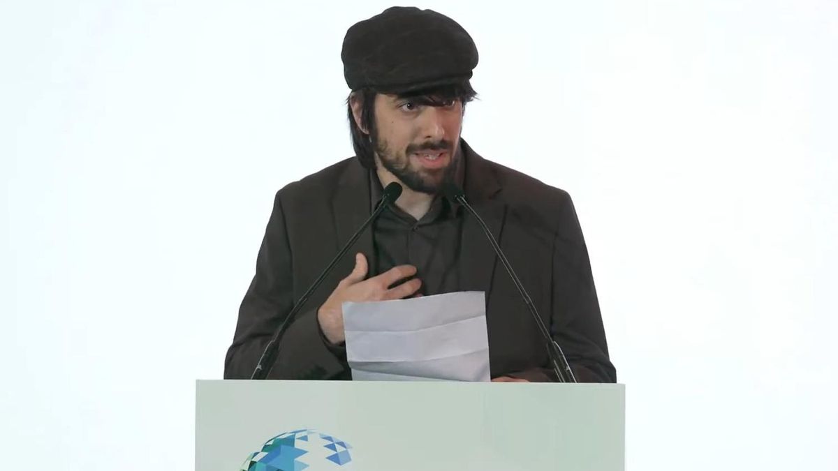 David Uclés, autor del fenómeno editorial del año, ante Ayuso: «He vendido 300.000 ejemplares y en Madrid solo puedo comprar un zulo sin ventanas»