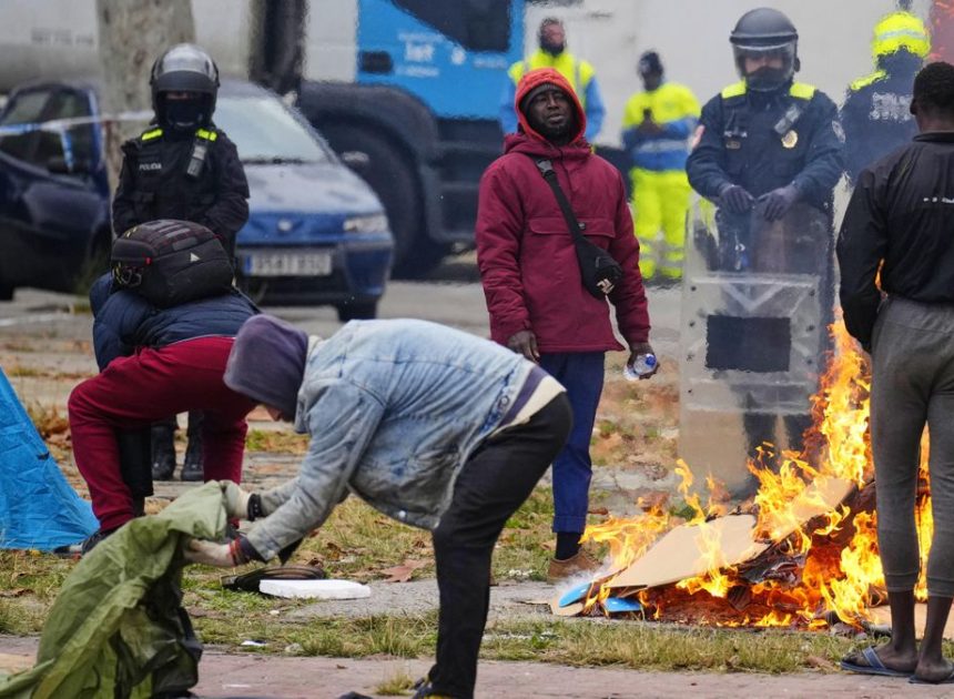 Un centenar de párrocos y entidades religiosas reprochan a Albiol su actuación con los desalojados de Badalona