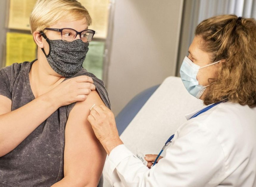 La enfermera María González analiza las recomendaciones sobre la mascarilla ante la gripe: «Su uso se ajusta al nivel de alerta»