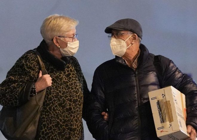 Los errores que hacen que la mascarilla deje de protegernos, según una sanitaria: «Algunos los vemos todo el tiempo»