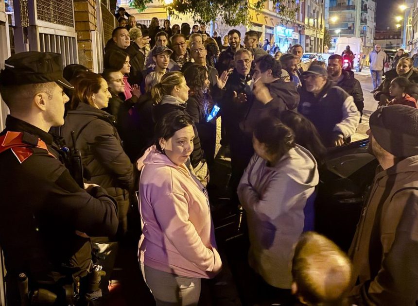 Vecinos de Badalona boicotean la acogida de migrantes desalojados del B9 mientras otros ocupan un albergue municipal