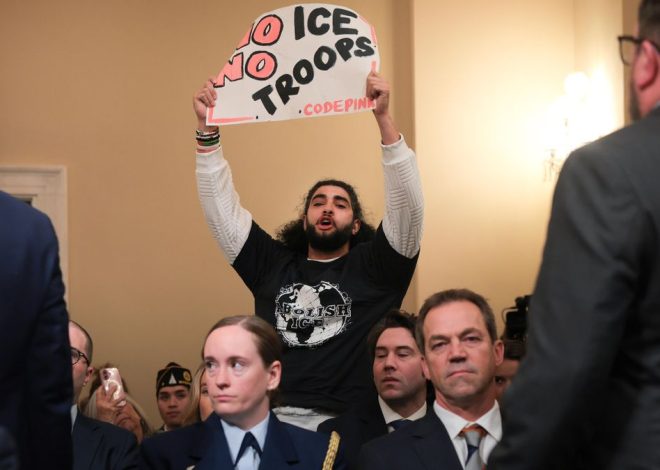 «Dejen de aterrorizarnos, fin a las redadas del ICE»: las protestas contra la responsable de Seguridad Nacional de Trump en el Congreso