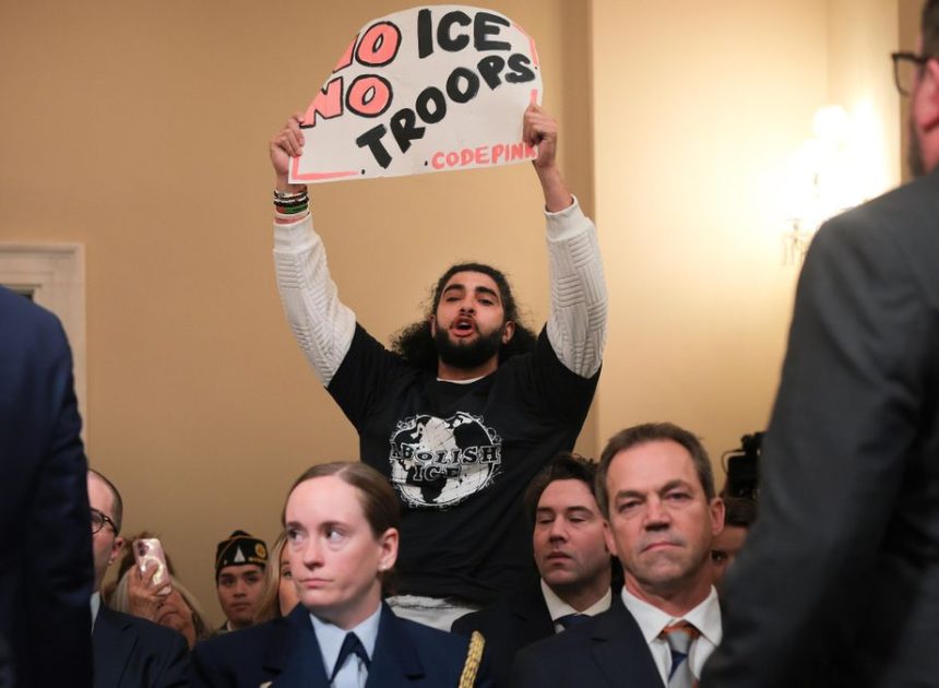 «Dejen de aterrorizarnos, fin a las redadas del ICE»: las protestas contra la responsable de Seguridad Nacional de Trump en el Congreso