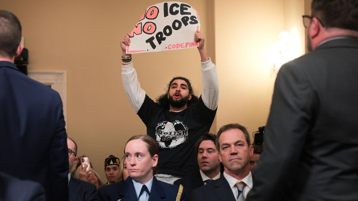 «Dejen de aterrorizarnos, fin a las redadas del ICE»: las protestas contra la responsable de Seguridad Nacional de Trump en el Congreso