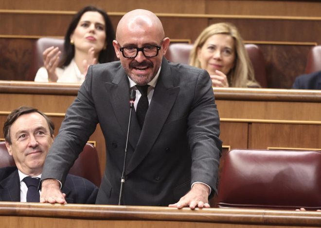 De los Santos dice que votó a Aznar en 1996 porque prometió «quitar la mili»… pero ni tenía los 18 cumplidos ni estaba en el programa del PP