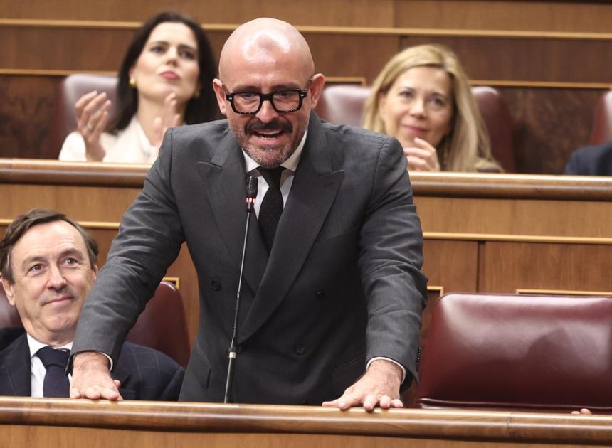 De los Santos dice que votó a Aznar en 1996 porque prometió «quitar la mili»… pero ni tenía los 18 cumplidos ni estaba en el programa del PP