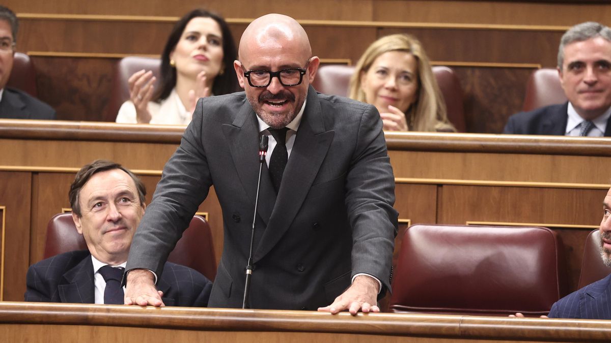 De los Santos dice que votó a Aznar en 1996 porque prometió «quitar la mili»… pero ni tenía los 18 cumplidos ni estaba en el programa del PP