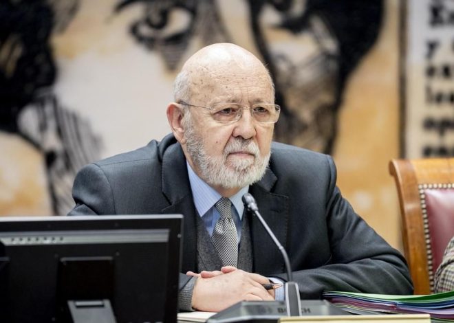 Tezanos revela la encuesta que encargó Suárez en 1979: «A favor de la monarquía, el 30,9%, de la República, un 19,7%»