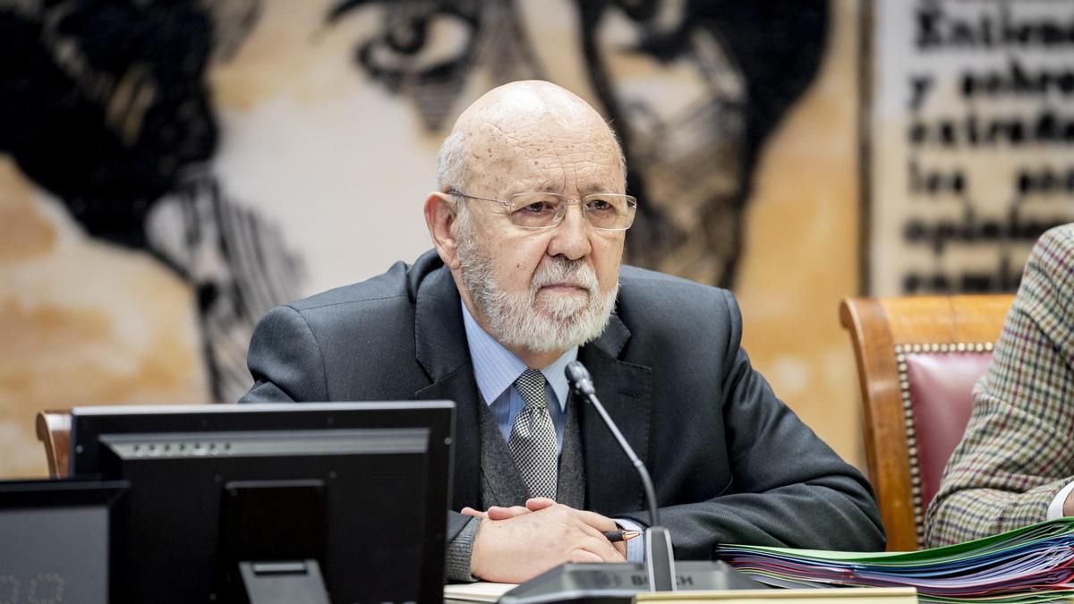 Tezanos revela la encuesta que encargó Suárez en 1979: «A favor de la monarquía, el 30,9%, de la República, un 19,7%»