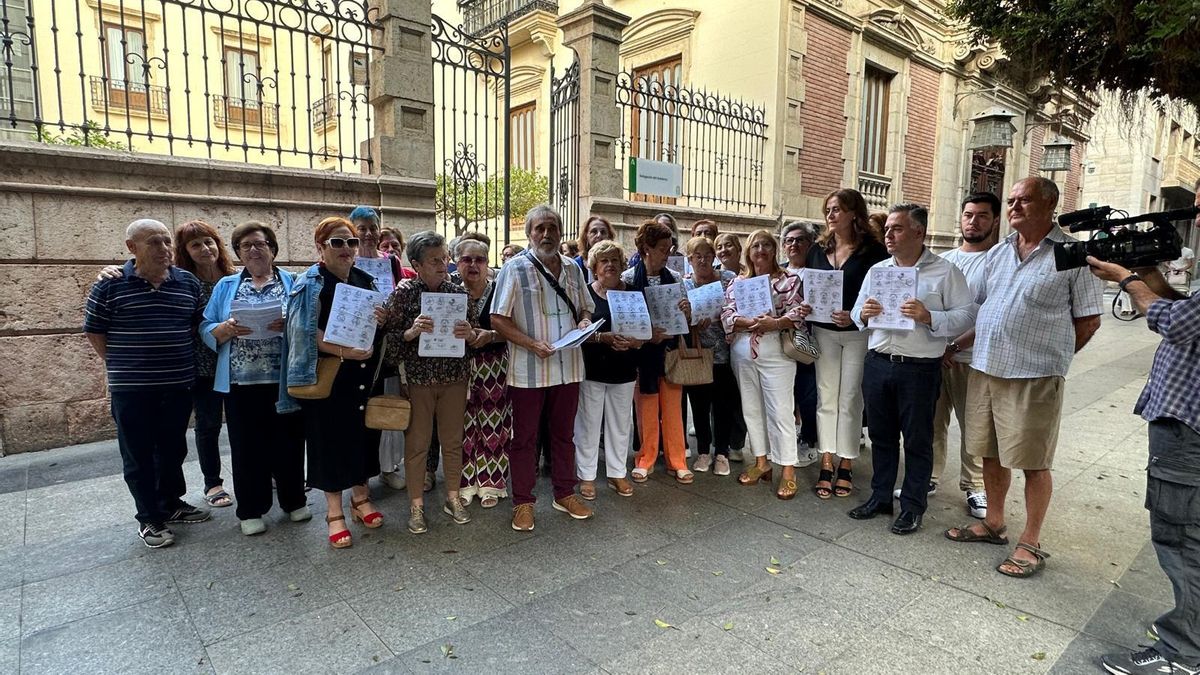3.000 vecinos de Almería se movilizan contra los recortes sanitarios: «Somos pueblos pequeños, pero somos personas»