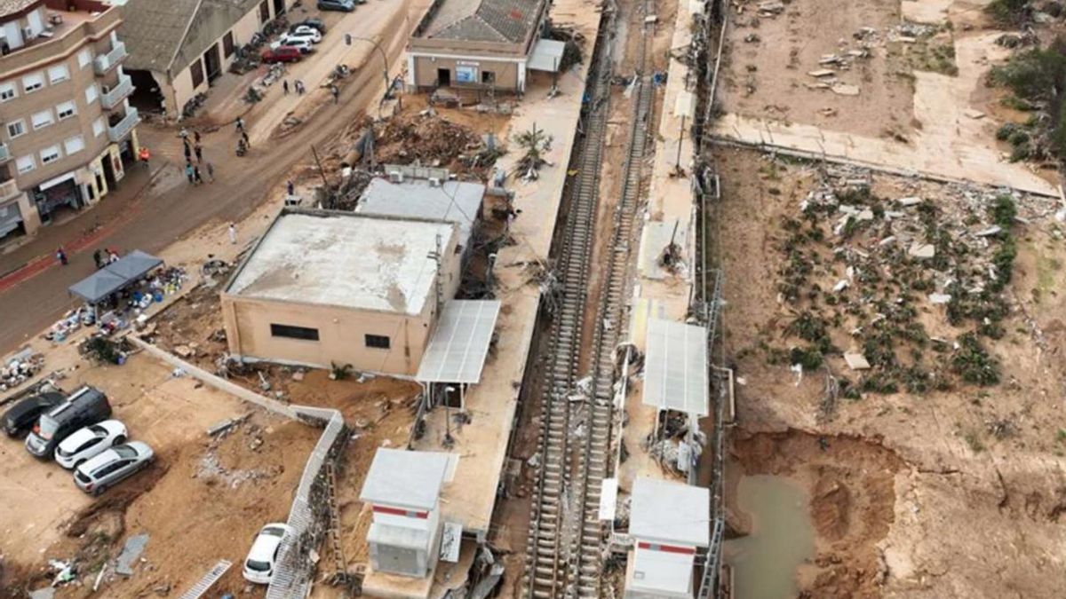 Fraccionamiento y desviaciones en los precios: el demoledor informe de la Sindicatura sobre los contratos a dedo de Mazón por la dana