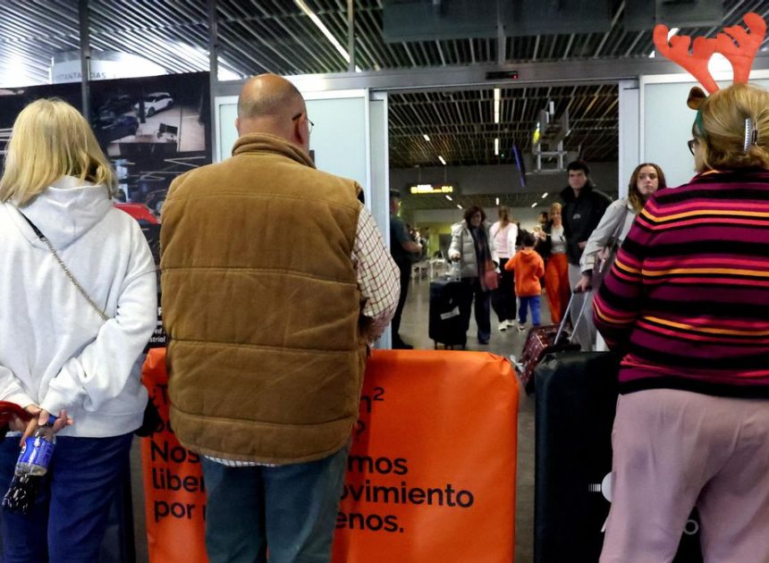 “Los precios no bajan de 400 euros”: otra Navidad en la que se complica regresar a los canarios que viven en la Península y no tienen descuento de residente
