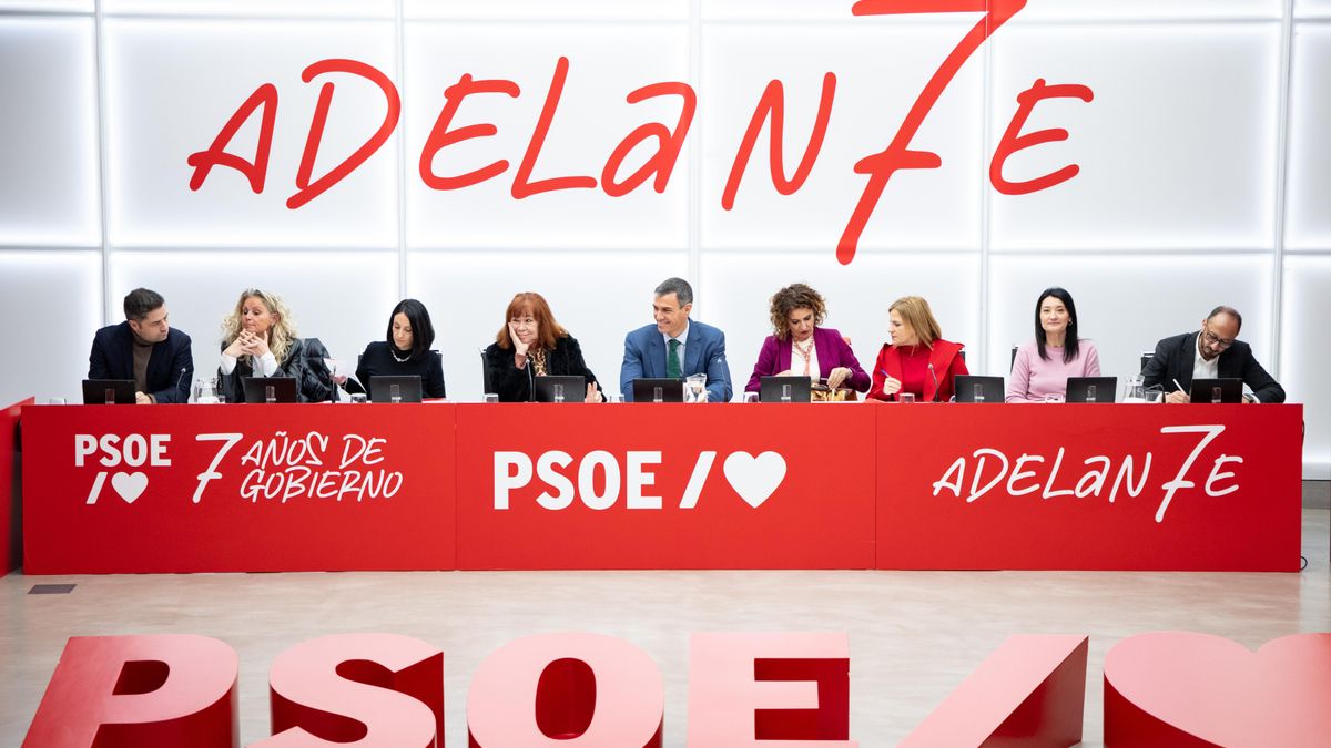 Sánchez hace una remodelación mínima en el PSOE con un refuerzo en la Secretaría de Organización tras el batacazo en Extremadura