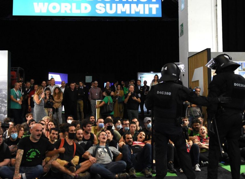 El salón inmobiliario ‘The District’ se marcha a Madrid tras cuatro años en Barcelona con protestas en su contra