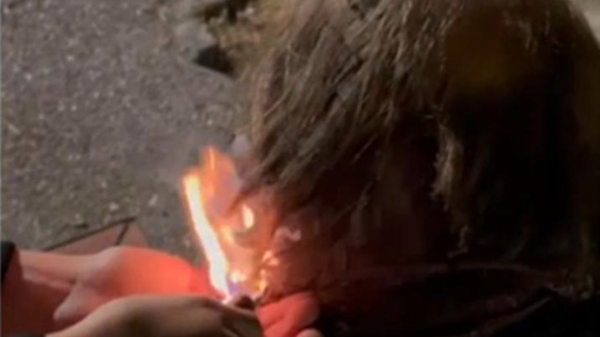 Varios jóvenes queman el pelo a una persona sin hogar en Sevilla, lo graban y difunden el vídeo en redes