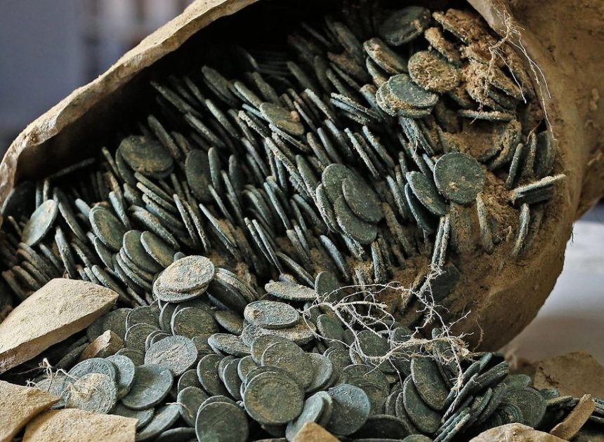 Han pasado casi diez años desde que aparecieron los 600 kilos de monedas de Tomares y ahora los arqueólogos creen haber descubierto quién guardó el mayor tesoro romano de España
