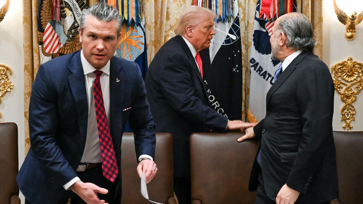 El secretario de Guerra de Trump, acorralado por posibles crímenes de guerra en el Caribe y por nuevas revelaciones del ‘Signalgate’