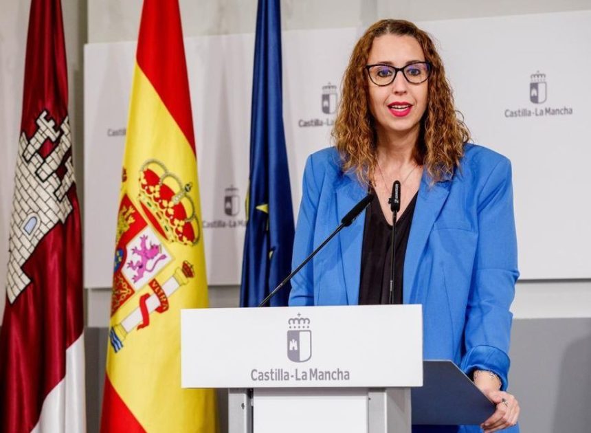 La consejera de Igualdad de Castilla-La Mancha pide disculpas tras poner en duda las primarias ganadas por Pedro Sánchez