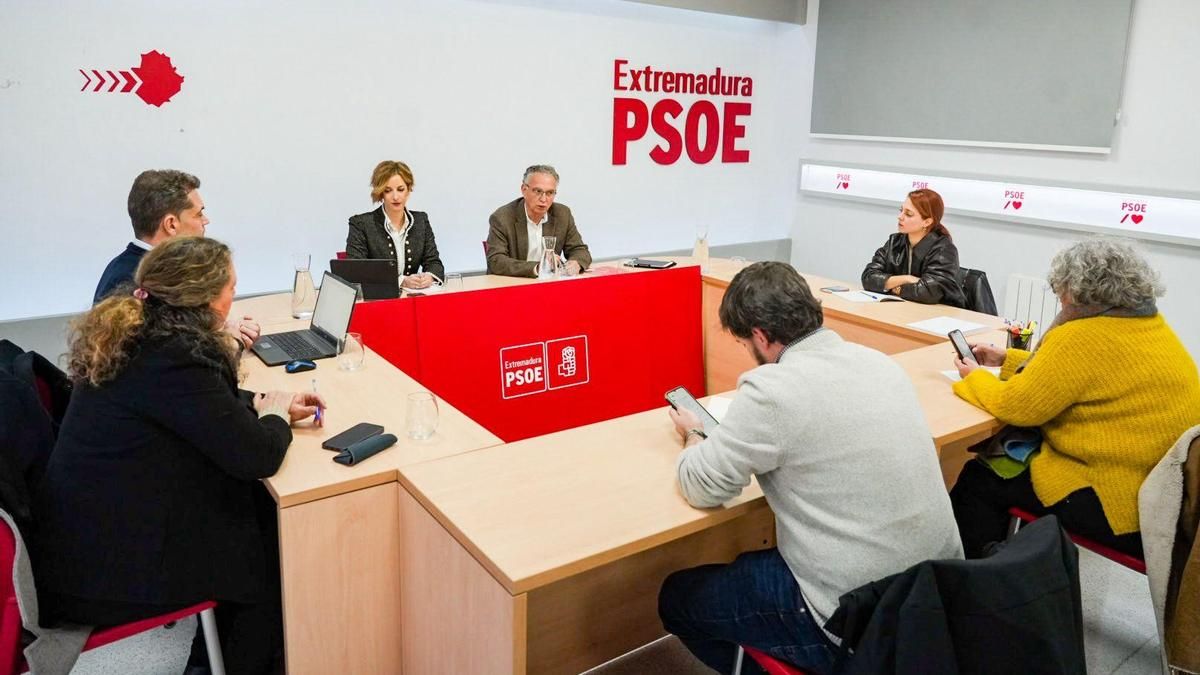 La gestora del PSOE extremeño: «Sería un fracaso del PP que Guardiola que nos pidiera ahora la abstención»