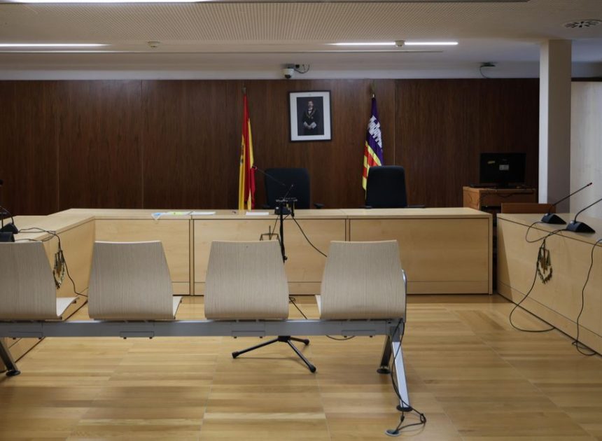 Un incendio provocado por dos condenados y varios concursos fallidos alargan la agonía de la Justicia en Ibiza