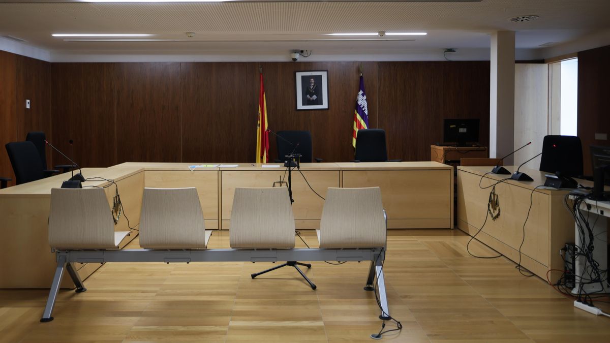 Un incendio provocado por dos condenados y varios concursos fallidos alargan la agonía de la Justicia en Ibiza