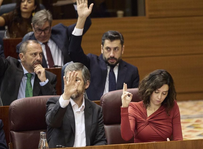 El Gobierno de Ayuso aprueba en solitario unos presupuestos que dedican a Sanidad 2.000 millones menos de lo gastado este año