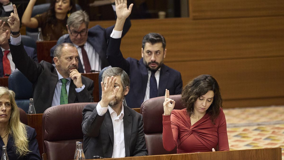 El Gobierno de Ayuso aprueba en solitario unos presupuestos que dedican a Sanidad 2.000 millones menos de lo gastado este año