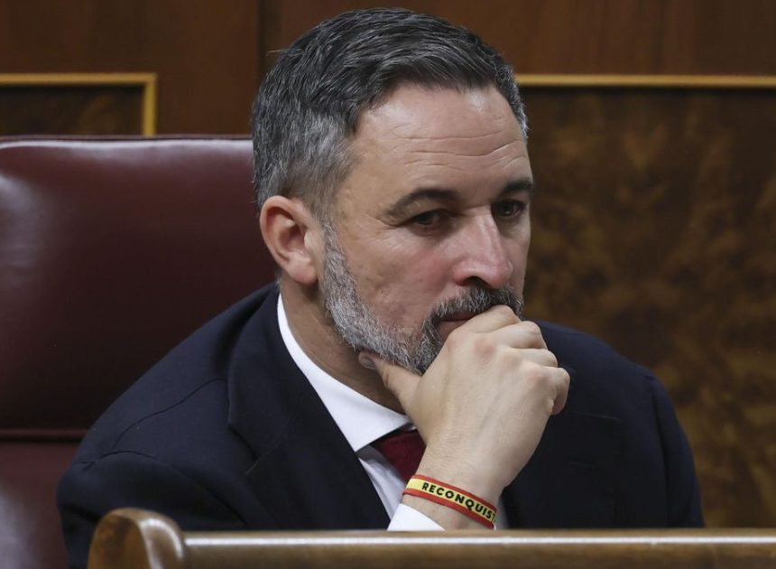 Abascal pide a Feijóo presentar una moción de censura contra Sánchez para convocar elecciones