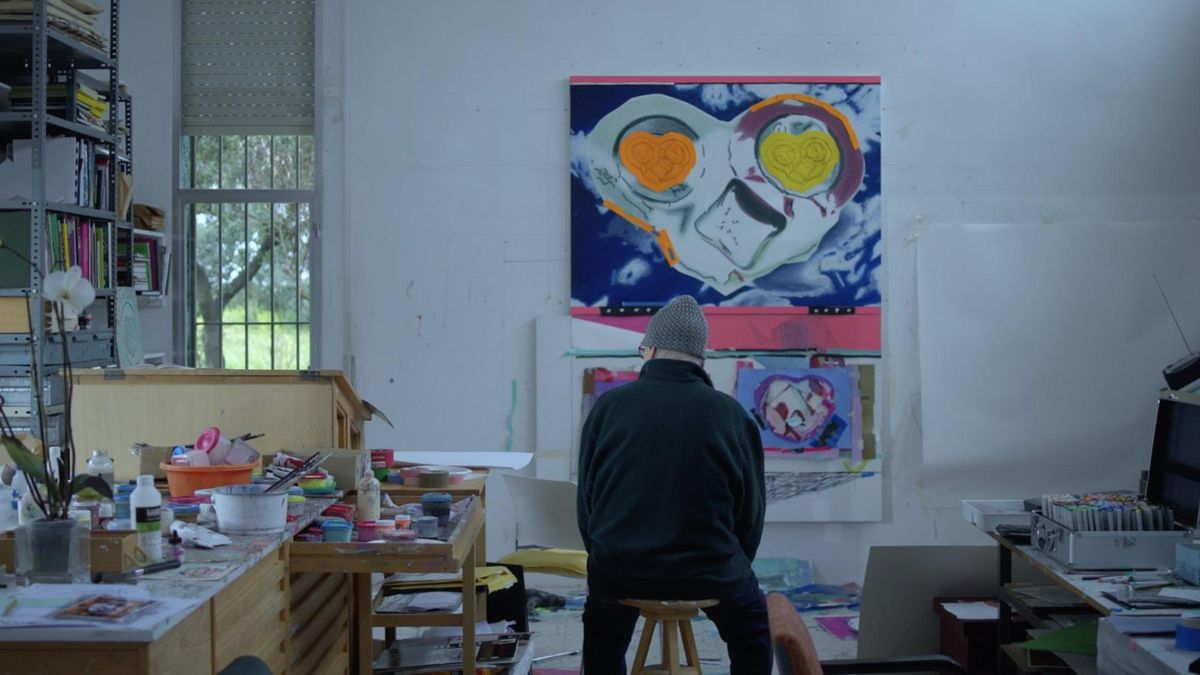 Luis Gordillo ante la cámara: el pintor que se ‘cantiñea’, toca el piano y crea maravillas en la intimidad de su estudio