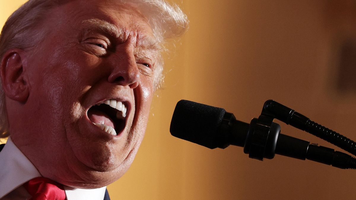 Trump, acorralado por la economía, muestra su lado más ultra: llama «hijo de perra dormilón» a Biden y se mofa de la congresista «del turbante»