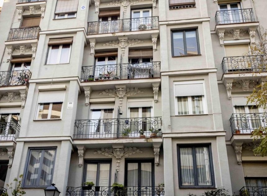 Presión puerta a puerta y un ‘caramelo’ de 10.000 euros por vecino para vaciar un edificio en Chamberí y repartir herencias