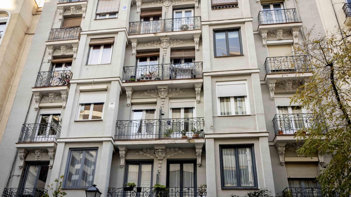 Presión puerta a puerta y un ‘caramelo’ de 10.000 euros por vecino para vaciar un edificio en Chamberí y repartir herencias