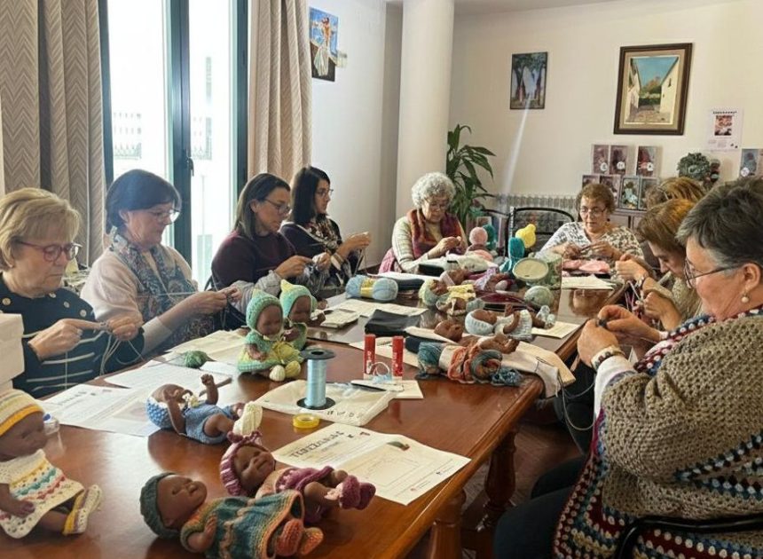 Terezinhas, muñecas solidarias que salvan vidas de la desnutrición en Angola tejiendo desde la Andalucía rural