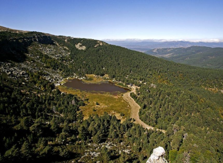 Senderismo de invierno en Burgos: una ruta espectacular entre lagunas, calderas y cascadas