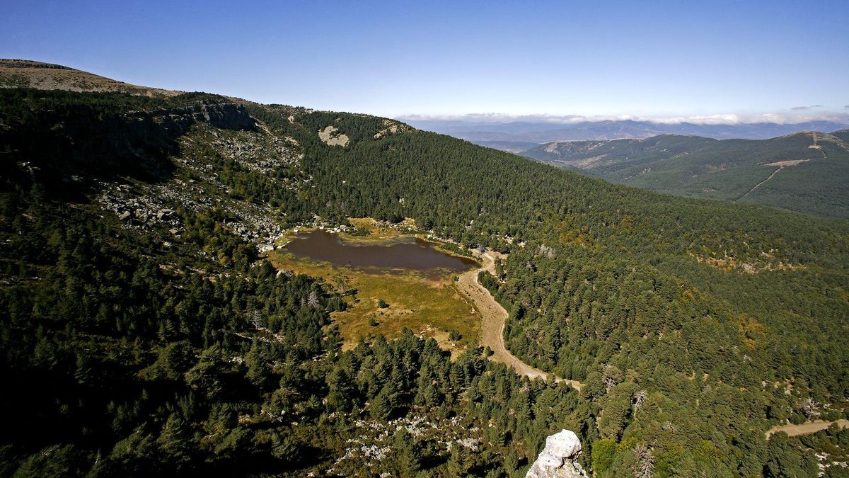 Senderismo de invierno en Burgos: una ruta espectacular entre lagunas, calderas y cascadas