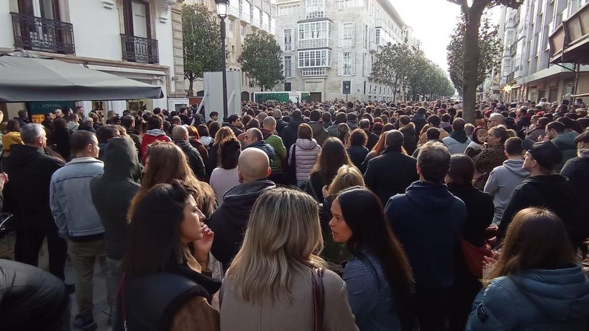 Cientos de personas arropan a la familia del joven que murió en el crimen de la discoteca de Vitoria: «Hubo alevosía»